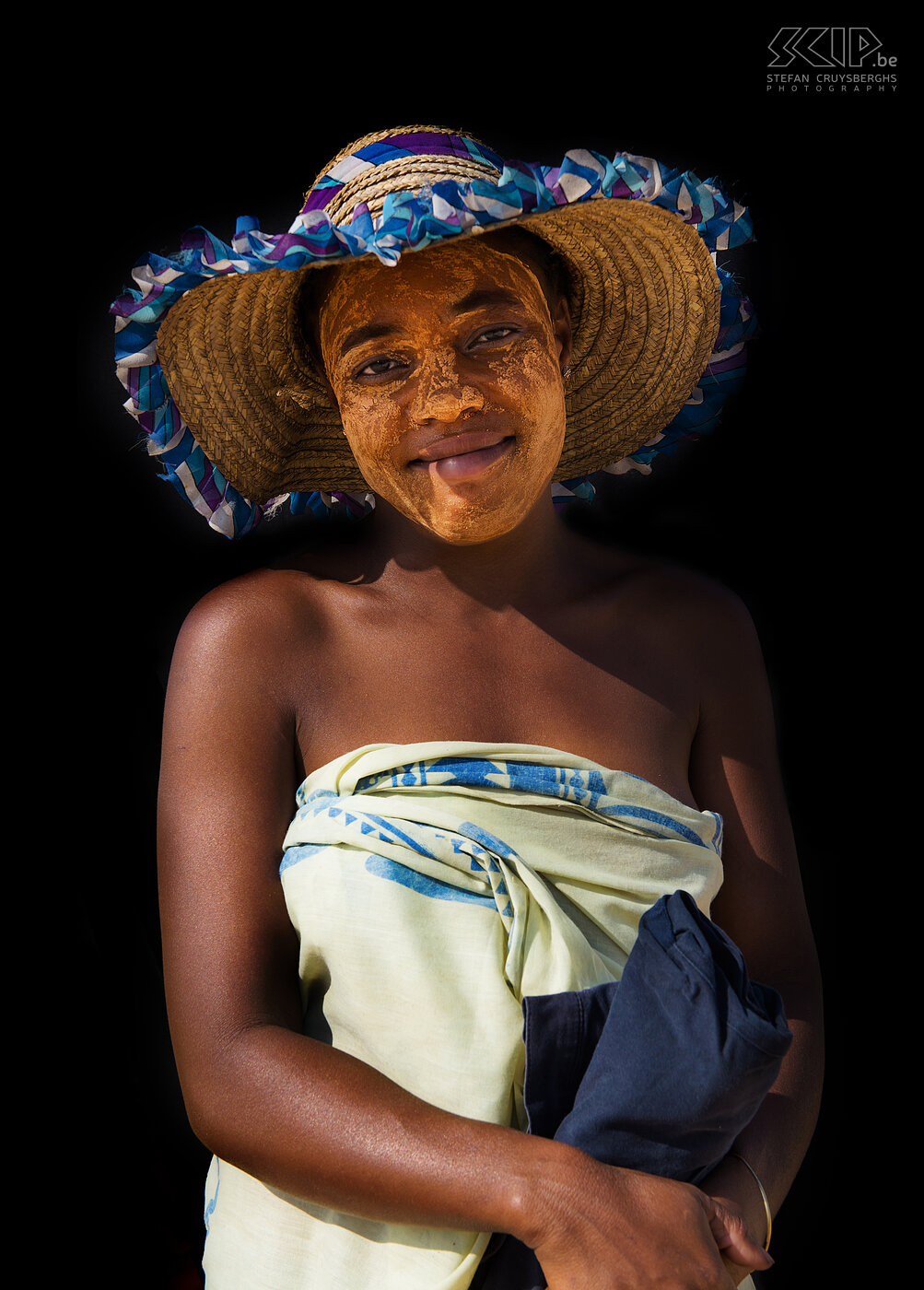 Ifaty - Vezo vrouw Sommige Vezo vrouwen gebruiken nog steeds traditionele gezichtsverf gemaakt van de schors van een boom. Dit moet er voor zorgen dat de huid goed verzocht wordt en beter beschermd is tegen de zon. Stefan Cruysberghs